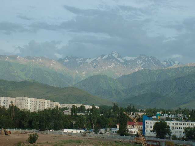 사말 드바의 우리 집에서 바라 본 천산 산맥의 모습