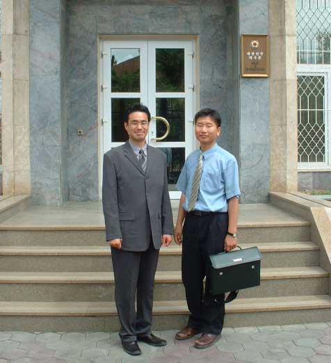 함께 파견된 치과의 장재필 선생님과 한국 대사관 앞에서