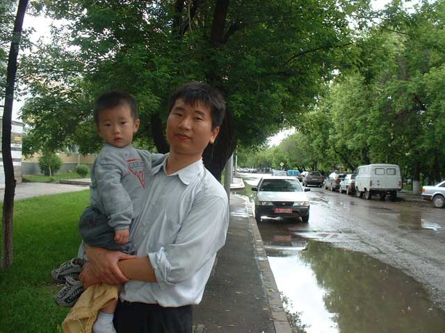 이심강으로 들어가는 길에 서 있는 오빠와 형민이..뒤에 보이는 빨간 번호판이 우리 차입니다.